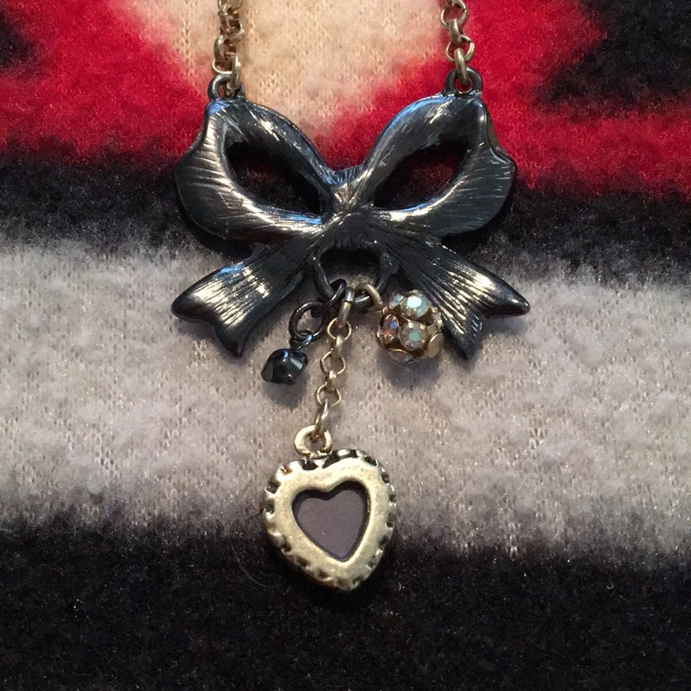 ❄️TRADED❄️ 🎀BETSY JOHNSON🎀 bow & heart necklace - Picture 7 of 13